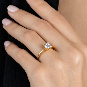 Anel Dourado Solitário com Zircônia