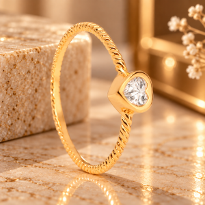 Anel Dourado Solitário de Coração em Zircônia